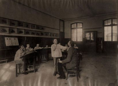 null Photographe non identifié 
École pour enfants sourds-muets, c. 1880. 
Épreuve...