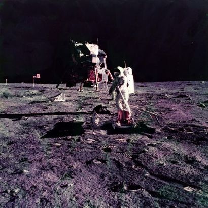 null NASA - Neil Armstrong
Apollo 11, 21 juillet 1969.
Buzz Aldrin déploie du matériel...