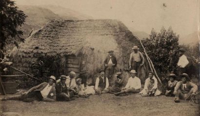 null Photographe non identifié 
Antilles ou Pacifique, c. 1870. 
Groupes devant des...