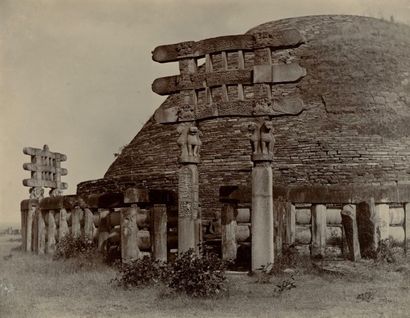 null Photographe non identifié
Architecture religieuse indienne, c. 1890.
Stupa....