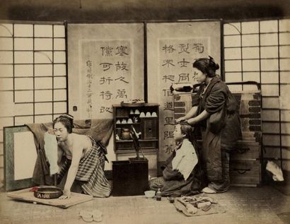 null Photographes non identifiés
Japon, c. 1880-1890.
Cascade de Jujiyama. Coiffeuse....
