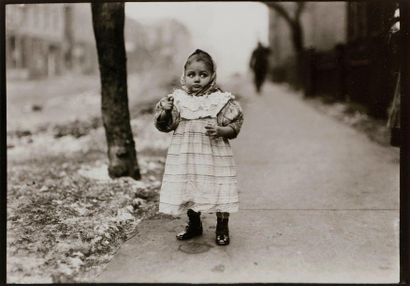 null Lewis Hine (1874-1940)
Deux épreuves argentiques.

Paris, c. 1919.
Paris Gamin....