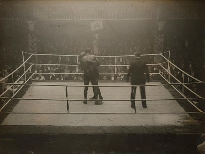 null Photographe non identifié
Combat de boxe, c. 1910.
Épreuve argentique d'époque.
32...