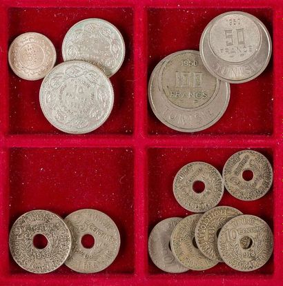 null TUNISIE (Protectorat français 1883-1956).
LOT de 38 monnaies : 10 en argent...