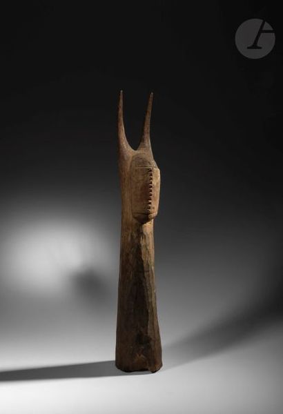 null Une rare sculpture, protecteur, en tronc semblant porter le masque Yali à cornes...
