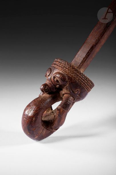 null Un rare porte couteau orné aux extrémités de sculptures du Dragon mythique Aso.
Dayak,...