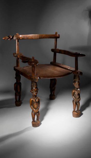 null Une ancienne grande chaise de chef ou de notable kafwokonkolo aux pieds sculptés...