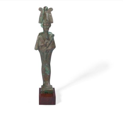null ÉGYPTE.
Statuette ex-voto représentant le dieu Osiris, debout, momiforme.
Osiris...