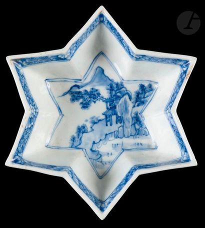 null Chine

Coupe en forme d'étoile en porcelaine à décor en camaïeu bleu d'un paysage...