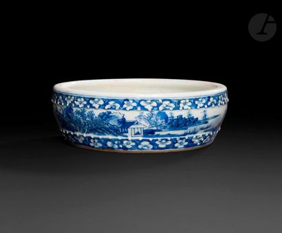 null Chine

Coupe circulaire en porcelaine à décor en camaïeu bleu de paysages lacustres...