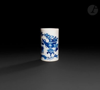 Chine 
Petit vase cylindrique en porcelaine...