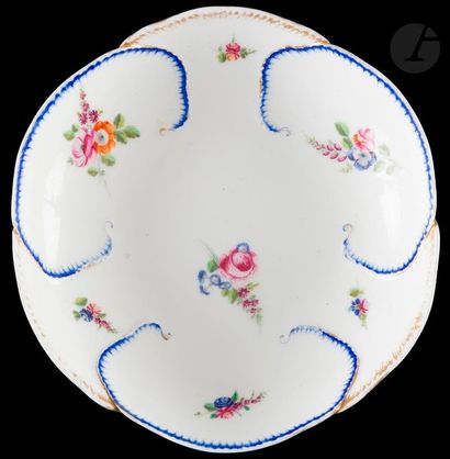 null Vincennes-Sèvres

Compotier rond à feuille de chou en porcelaine tendre décor...