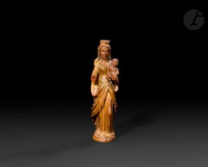 null Vierge à l'Enfant en bois sculpté en ronde-bosse, polychromé et doré.

XVIIe...