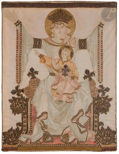 null Bannière en soie brodée de fils de soie, d'or et d'argent, représentant la Vierge...