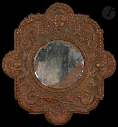 null Miroir en tôle repoussée et patinée à décor néo-Renaissance de mascarons, dauphins,...