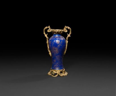 null Vase en porcelaine de Chine bleu poudré, la monture de bronze doré à décor ajouré...