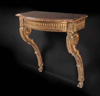 null Table console en bois doré, la ceinture arrondie à décor de canaux et asperges,...