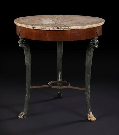 null Table circulaire en acajou et bois patiné vert, le plateau de marbre Sarrancolin...