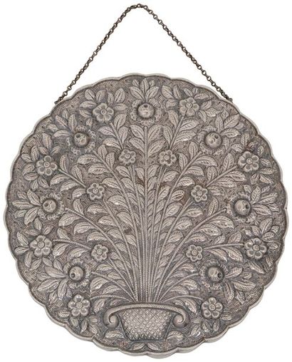 null Miroir ottoman à suspendre, en argent, de forme circulaire, repoussé de fleurs...