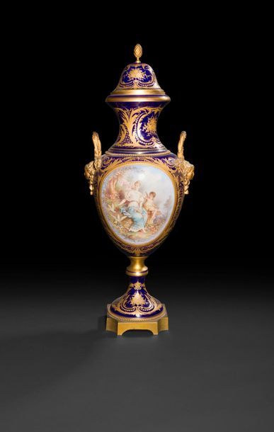 null Grand vase en porcelaine polychrome et or à décor d’un paysage (signé poitevin...