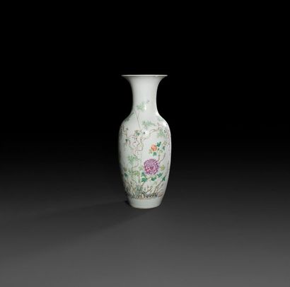 null Chine
Vase de forme balustre en porcelaine à décor polychrome des émaux de la...