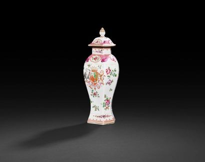 null Samson
Vase balustre couvert en porcelaine à décor polychrome des émaux de la...