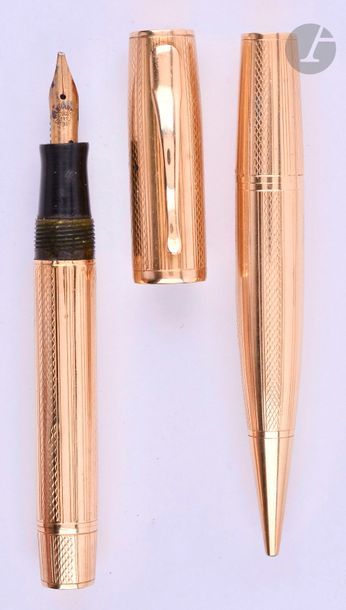 null Fountain pen + fountain pen set in 18 carat gold, round shape. Made by the Parisian...