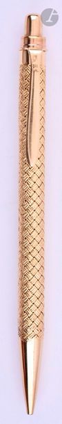 null Ballpoint pen in 18 carat gold with braided decoration. Push button mechanism....