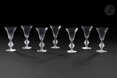 null RENÉ LALIQUE (1860-1945) 
Saverne, modèle créé en [1924] 
Suite de 7 verres...