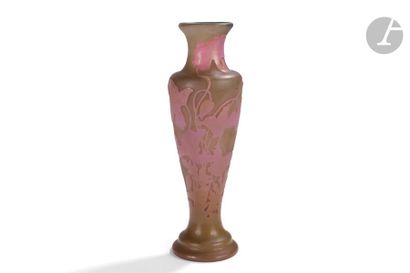 null ÉTABLISSEMENTS GALLÉ (1904-1936) 
Pavots roses
Vase balustre à col évasé. Épreuve...