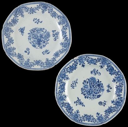 null Chine

Quatorze assiettes en porcelaine à décor en camaïeu bleu de bouquets...