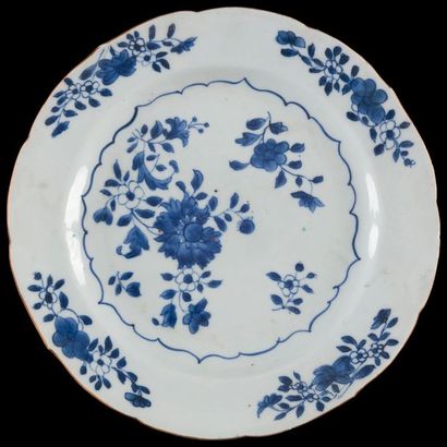null Chine

Quatorze assiettes en porcelaine à décor en camaïeu bleu de bouquets...
