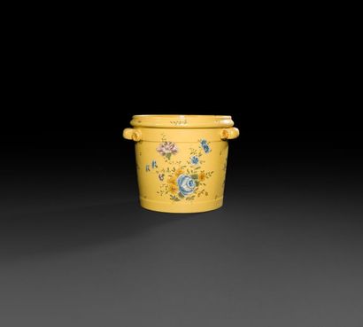 null Moustiers (genre de)

Cache-pot cylindrique en faïence à décor polychrome de...