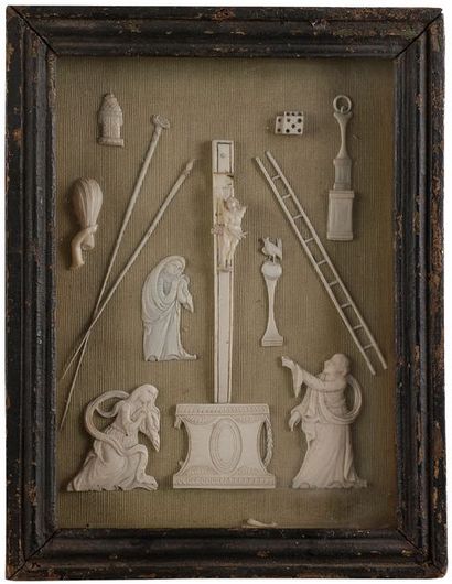 null Petit tableau sous-verre représentant la Crucifixion en ivoire sculpté en applique....