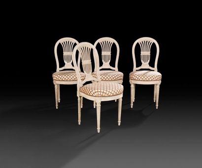 null Suite de quatre chaises en bois peint, le dossier ajouré en lyre et les pieds...