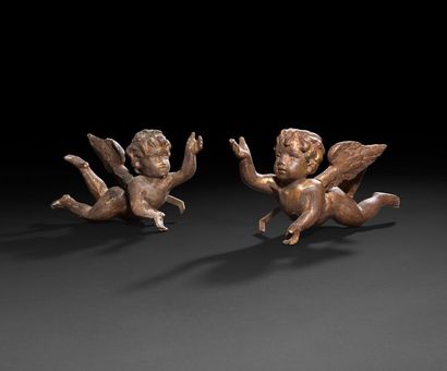 null Deux anges en bois doré (usures).

Style du XVIIIe siècle.

L : 30 cm