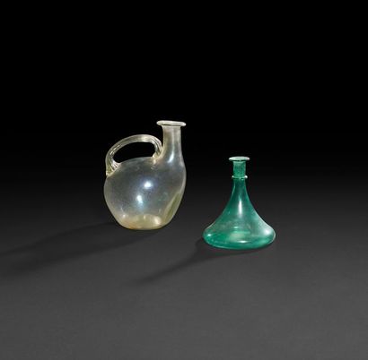 null Ensemble de 2 verres composé de :

- Un petit vase ou carafe en verre vert,...