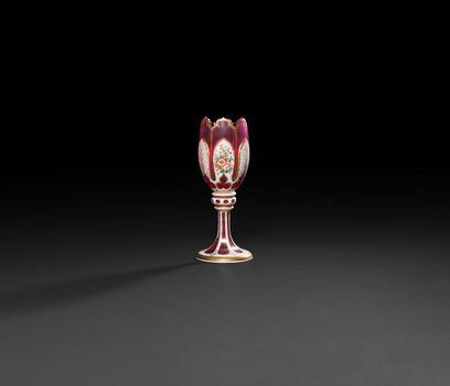 null Vase en verre doublé et taillé, de couleur rose et blanche, découpé en forme...