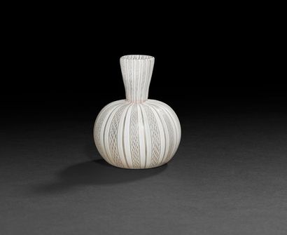 null Petit vase en forme de gourde orné de filets de lattiano.

Murano -fin du XIXe...
