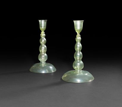 null Paire de bougeoirs en verre soufflé vert, le pied ourlé.

Murano - Vers 1950...