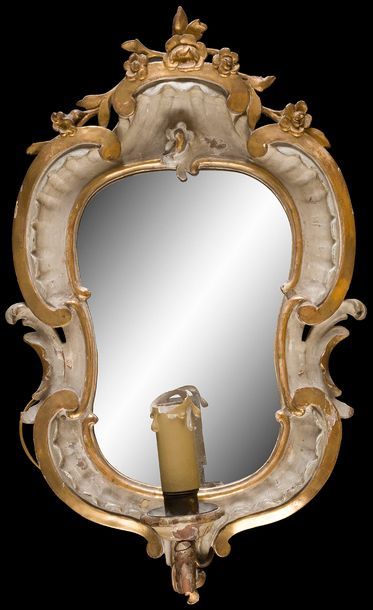 null Paire de miroirs porte-lumière en bois peint et doré à décor de rocailles, cartouche...