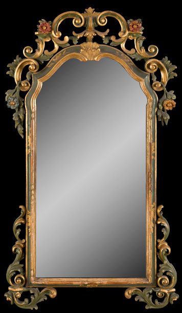 null Miroir en bois peint et doré, à décor ajouré de rinceaux de feuillages et fleurs.

XIXe...
