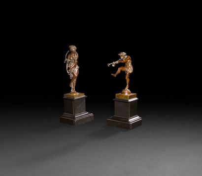 null Paire de figures en bronze à patine brune représentant un satyre souffleur et...