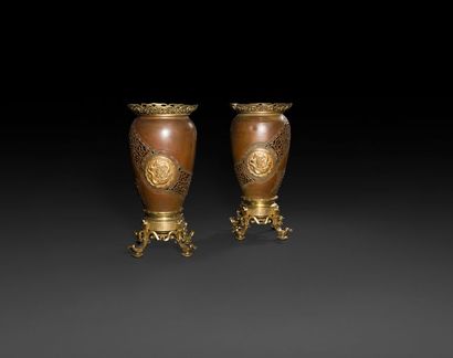 null Paire de vases en bronze doré, laiton doré et tôle patinée, à décor japonisant...