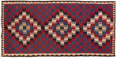 null Kilim, XXe SIECLE

Iranien à décor de trois losanges multicolores sur un fond...