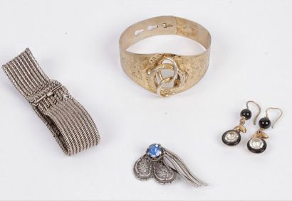 null Lot de bijoux en argent et métal comprenant : deux bracelets, une broche et...