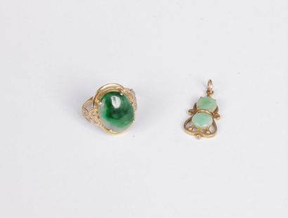 null Lot de 2 bijoux en or 14K (585) : une bague ornée d’un jade ovale et un pendentif...