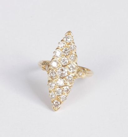 null Bague marquise en or 18K (750), sertie de diamants ronds de taille brillant....