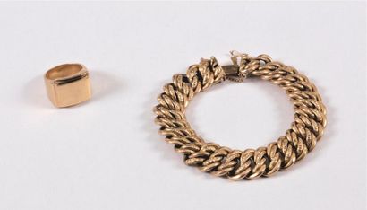 null Suite de deux bijoux en or 18K (750) comprenant : un bracelet gourmette et une...