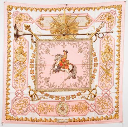 null Carré HERMÈS, « Ludovicus Magnus », fond beige, entourage rose. Signé F. de...